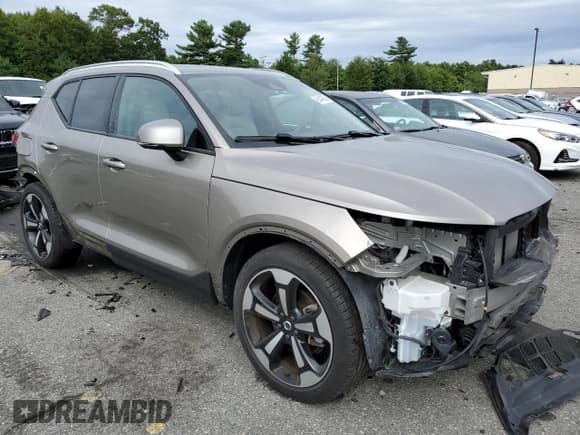 ✅ 2022 Volvo XC40 Momentum • VIN: YV4162UK7N2740096 • Lot: 65443083. Listed on Copart with 18,157 mi. Free auction sales archive from the USA and detailed vehicle history report at DreamBid. Image 4.