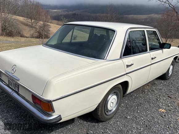 ✅ 1975 Mercedes-Benz 240 • VIN: 11511710064005 • Lot: 49530975. Wystawiony na Copart z przebiegiem 28 053 mil. Bezpłatny archiwum sprzedaży aukcyjnych z USA i szczegółowy raport historii pojazdu na DreamBid. Zdjęcie 4.