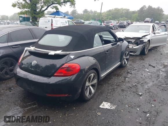 ✅ 2013 Volkswagen Beetle 2.0T • VIN: 3VW7T7AT2DM828879 • Lot: 42240810. Listed on IAAI with 133,118 mi. Free auction sales archive from the USA and detailed vehicle history report at DreamBid. Image 4.