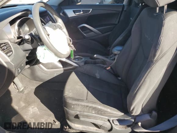 ✅ 2015 Hyundai Veloster • VIN: KMHTC6AD8FU239351 • Lot: 82050654. Wystawiony na Copart z przebiegiem 111 970 mil. Bezpłatny archiwum sprzedaży aukcyjnych z USA i szczegółowy raport historii pojazdu na DreamBid. Zdjęcie 7.