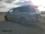 ✅ 2020 Toyota Sienna SE • VIN: 5TDXZ3DC0LS062302 • Lot: 46988815. Wystawiony na Copart z przebiegiem 97 304 mil. Bezpłatny archiwum sprzedaży aukcyjnych z USA i szczegółowy raport historii pojazdu na DreamBid. Zdjęcie 2.