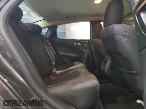 ✅ 2015 Chrysler 200 Limited • VIN: 1C3CCCAB3FN696018 • Лот: 92786935. Опубликован ранее на Copart с пробегом 142 867 миль. Бесплатный доступ к архиву аукционных продаж из США и подробный отчёт об истории автомобиля на DreamBid. Изображение 10.