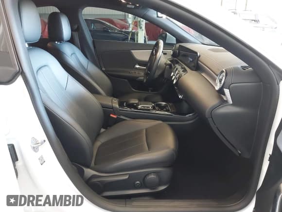 ✅ 2022 Mercedes-Benz CLA 250 • VIN: W1K5J4HB6NN301226 • Lot: 42659570. Wystawiony na IAAI z przebiegiem 31 367 mil. Bezpłatny archiwum sprzedaży aukcyjnych z USA i szczegółowy raport historii pojazdu na DreamBid. Zdjęcie 5.