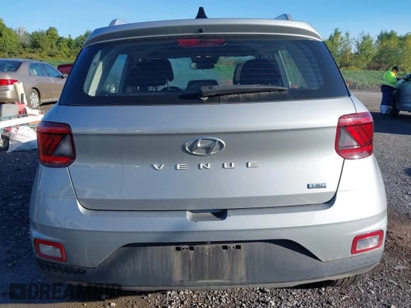 ✅ 2022 Hyundai Venue SEL • VIN: KMHRC8A35NU133080 • Lot: 40300938. Listed on IAAI with 95,510 mi. Free auction sales archive from the USA and detailed vehicle history report at DreamBid. Image 16.