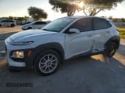 ✅ 2018 Hyundai Kona SE • VIN: KM8K12AA7JU111546 • Лот: 86340185. Опубликован ранее на Copart с пробегом 62 716 миль. Бесплатный доступ к архиву аукционных продаж из США и подробный отчёт об истории автомобиля на DreamBid. Изображение 1.