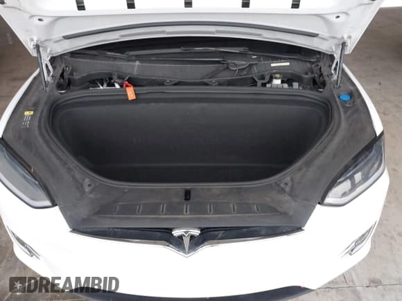 ✅ 2017 Tesla Model X 90D • VIN: 5YJXCBE20HF055203 • Lot: 43812401. Wystawiony na IAAI z przebiegiem 77 169 mil. Bezpłatny archiwum sprzedaży aukcyjnych z USA i szczegółowy raport historii pojazdu na DreamBid. Zdjęcie 10.