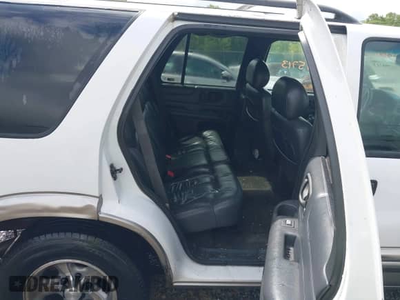 2000 Chevrolet Blazer LS z VIN 1GNCS13W8Y2126188, wystawiony jako IAAI lot #42295713 z przebiegiem 237 340 mil mil oraz . Historia ofert i sprzedaży dostępna na DreamBid. Obrazek 8.