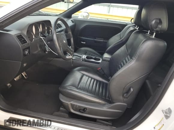 ✅ 2010 Dodge Challenger SE • VIN: 2B3CJ4DV1AH109718 • Lot: 81935284. Wystawiony na Copart z przebiegiem 132 476 mil. Bezpłatny archiwum sprzedaży aukcyjnych z USA i szczegółowy raport historii pojazdu na DreamBid. Zdjęcie 7.