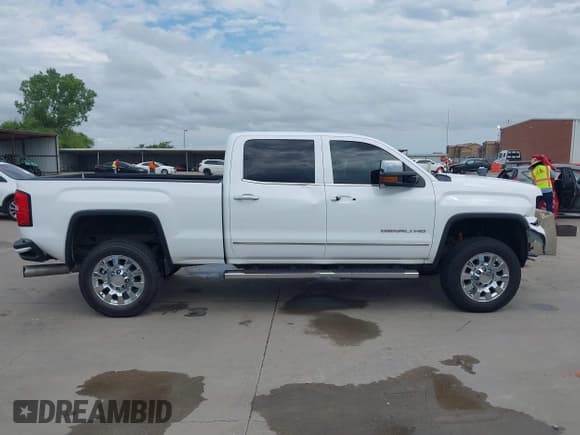 ✅ 2016 GMC Sierra 2500HD Denali • VIN: 1GT12UE88GF272601 • Lot: 42298418. Wystawiony na IAAI z przebiegiem 151 552 mil. Bezpłatny archiwum sprzedaży aukcyjnych z USA i szczegółowy raport historii pojazdu na DreamBid. Zdjęcie 14.