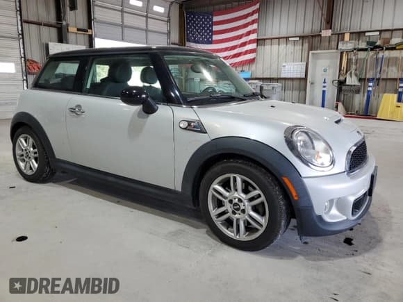 ✅ 2013 MINI Hardtop S • VIN: WMWSV3C59DT389015 • Lot: 84606325. Listed on Copart with 129,701 mi. Free auction sales archive from the USA and detailed vehicle history report at DreamBid. Image 4.