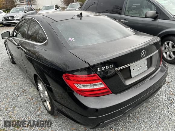 ✅ 2015 Mercedes-Benz C 250 • VIN: WDDGJ4HB5FG402644 • Lot: 43811716. Wystawiony na IAAI z przebiegiem 102 011 mil. Bezpłatny archiwum sprzedaży aukcyjnych z USA i szczegółowy raport historii pojazdu na DreamBid. Zdjęcie 3.