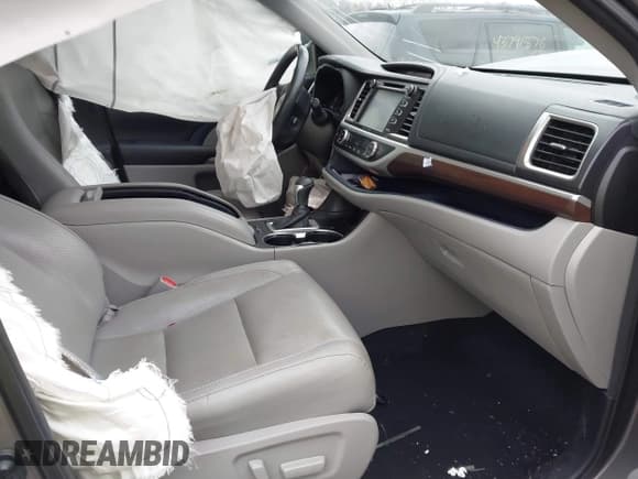 ✅ 2016 Toyota Highlander Limited • VIN: 5TDDKRFH4GS339879 • Lot: 43787140. Listed on IAAI with 150,794 mi. Free auction sales archive from the USA and detailed vehicle history report at DreamBid. Image 5.