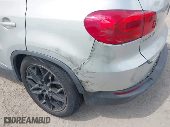 ✅ 2012 Volkswagen Tiguan S • VIN: WVGBV7AX6CW585386 • Lot: 43267607. Listed on IAAI with 91,618 mi. Free auction sales archive from the USA and detailed vehicle history report at DreamBid. Image 14.