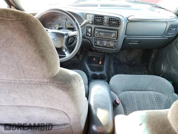 2000 Chevrolet Blazer LT z VIN 1GNDT13W9Y2332220, wystawiony jako Copart lot #76414824 z przebiegiem Nie podano mil oraz Czysty tytuł • Clean title. Historia ofert i sprzedaży dostępna na DreamBid. Obrazek 8.