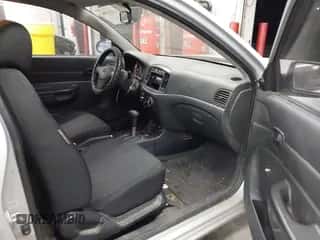 2008 Hyundai Accent GS z VIN KMHCM36C38U074162, wystawiony jako IAAI lot #43197904 z przebiegiem Nie podano mil oraz . Historia ofert i sprzedaży dostępna na DreamBid. Obrazek 5.