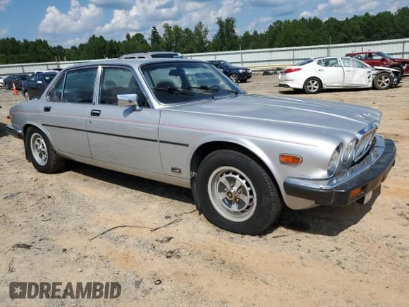✅ 1982 Jaguar XJ • VIN: SAJAV134XCC331523 • Lot: 68691515. Listed on Copart with 30,089 mi. Free auction sales archive from the USA and detailed vehicle history report at DreamBid. Image 4.