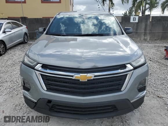 ✅ 2023 Chevrolet Traverse LS • VIN: 1GNERFKW8PJ336121 • Lot: 91376565. Wystawiony na Copart z przebiegiem 20 551 mil. Bezpłatny archiwum sprzedaży aukcyjnych z USA i szczegółowy raport historii pojazdu na DreamBid. Zdjęcie 5.