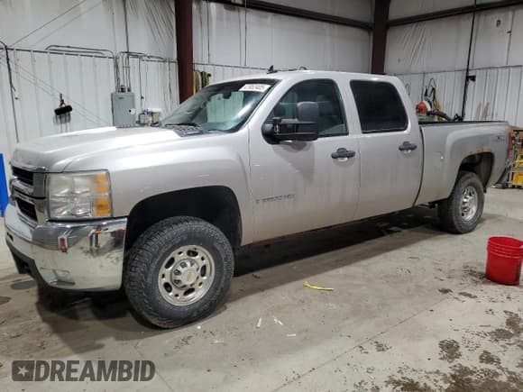 ✅ 2008 Chevrolet Silverado 2500HD Work Truck • VIN: 1GCHK23K38F150960 • Lot: 47952405. Wystawiony na Copart z przebiegiem 111 253 mil. Bezpłatny archiwum sprzedaży aukcyjnych z USA i szczegółowy raport historii pojazdu na DreamBid. Zdjęcie 1.