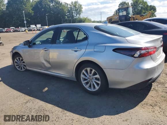 2022 Toyota Camry LE with VIN 4T1C11BK6NU053182, listed as a Copart auction lot 70591815 with 30,786 mi miles and Salvage title. Bid and sale history available at DreamBid. Image 2.