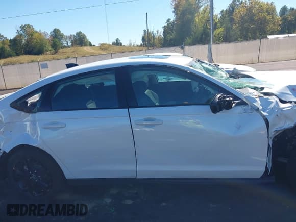 ✅ 2025 Honda Accord SE • VIN: 1HGCY1F43SA020960 • Lot: 43457960. Listed on IAAI with 6,870 mi. Free auction sales archive from the USA and detailed vehicle history report at DreamBid. Image 14.