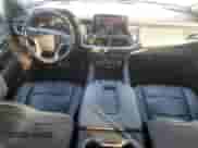 ✅ 2021 Chevrolet Suburban RST • VIN: 1GNSCEKDXMR209607 • Lot: 74086874. Wystawiony na Copart z przebiegiem 77 355 mil. Bezpłatny archiwum sprzedaży aukcyjnych z USA i szczegółowy raport historii pojazdu na DreamBid. Zdjęcie 8.