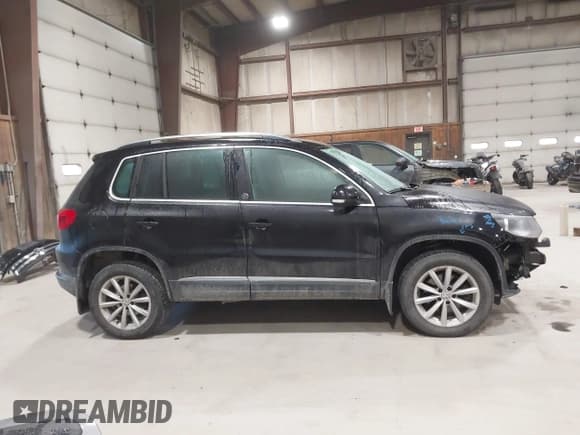 ✅ 2017 Volkswagen Tiguan Wolfsburg Edition • VIN: WVGSV7AX0HK015009 • Lot: 43466791. Wystawiony na IAAI z przebiegiem 104 969 mil. Bezpłatny archiwum sprzedaży aukcyjnych z USA i szczegółowy raport historii pojazdu na DreamBid. Zdjęcie 14.