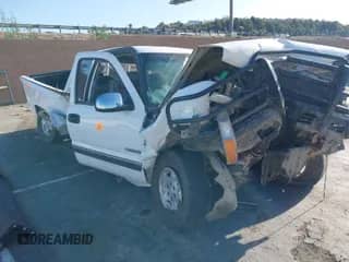 2000 Chevrolet Silverado 1500 LS z VIN 2GCEC19T9Y1114935, wystawiony jako IAAI lot #41939530 z przebiegiem Nie podano mil oraz . Historia ofert i sprzedaży dostępna na DreamBid. Obrazek 1.