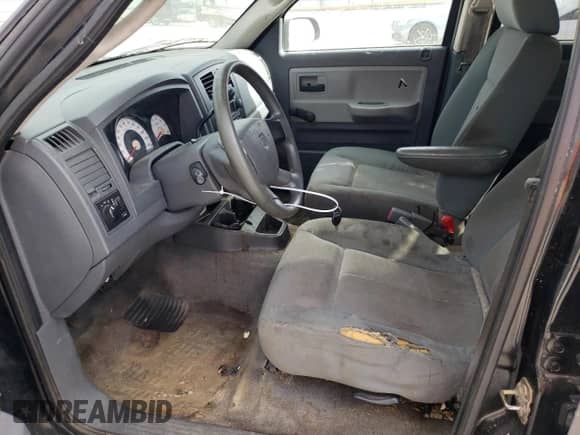 2005 Dodge Dakota ST z VIN 1D7HW28K55S265016, wystawiony jako Copart lot #81959724 z przebiegiem 154 306 mil mil oraz Czysty tytuł • Clean title. Historia ofert i sprzedaży dostępna na DreamBid. Obrazek 7.