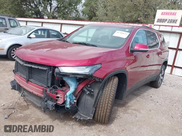 ✅ 2022 Chevrolet Traverse LT • VIN: 1GNERHKWXNJ131456 • Lot: 41700633. Wystawiony na IAAI z przebiegiem 48 952 mil. Bezpłatny archiwum sprzedaży aukcyjnych z USA i szczegółowy raport historii pojazdu na DreamBid. Zdjęcie 2.