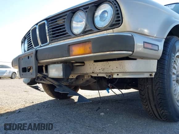 1989 BMW 3 Series z VIN WBABB1309K8275291, wystawiony jako IAAI lot #43598416 z przebiegiem 184 412 mil mil oraz . Historia ofert i sprzedaży dostępna na DreamBid. Obrazek 6.
