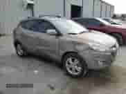 2013 Hyundai Tucson GLS z VIN KM8JU3AC2DU681758, wystawiony jako Copart lot #71302434 z przebiegiem 152 257 mil mil oraz Szkoda całkowita • Salvage title. Historia ofert i sprzedaży dostępna na DreamBid. Obrazek 4.