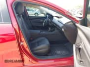 ✅ 2024 Mazda 3 S Select Sport • VIN: 3MZBPABM2RM402457 • Lot: 42860506. Wystawiony na IAAI z przebiegiem 15 901 mil. Bezpłatny archiwum sprzedaży aukcyjnych z USA i szczegółowy raport historii pojazdu na DreamBid. Zdjęcie 5.