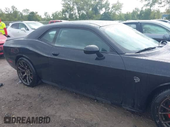 2016 Dodge Challenger SRT Hellcat z VIN 2C3CDZC92GH225238, wystawiony jako IAAI lot #43123789 z przebiegiem 9 055 mil mil oraz . Historia ofert i sprzedaży dostępna na DreamBid. Obrazek 13.