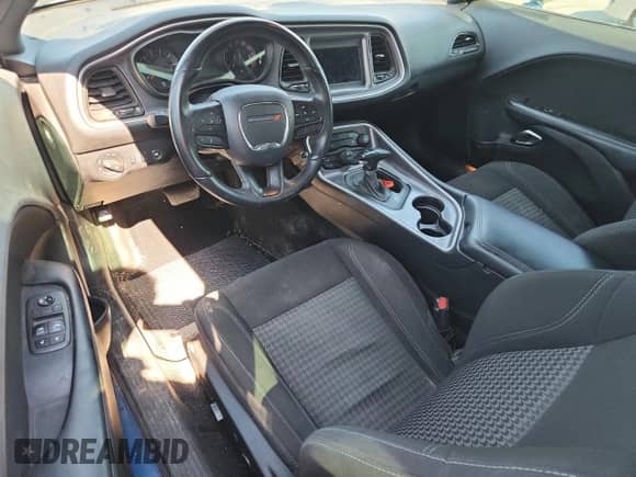 2020 Dodge Challenger SXT z VIN 2C3CDZAG3LH236129, wystawiony jako Copart lot #87092815 z przebiegiem 103 165 mil mil oraz Szkoda całkowita • Salvage title. Historia ofert i sprzedaży dostępna na DreamBid. Obrazek 8.