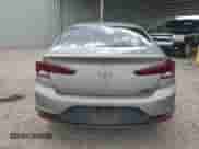 2020 Hyundai Elantra SE z VIN KMHD74LF4LU949239, wystawiony jako Copart lot #55599705 z przebiegiem 88 744 mil mil oraz Czysty tytuł • Clean title. Historia ofert i sprzedaży dostępna na DreamBid. Obrazek 6.