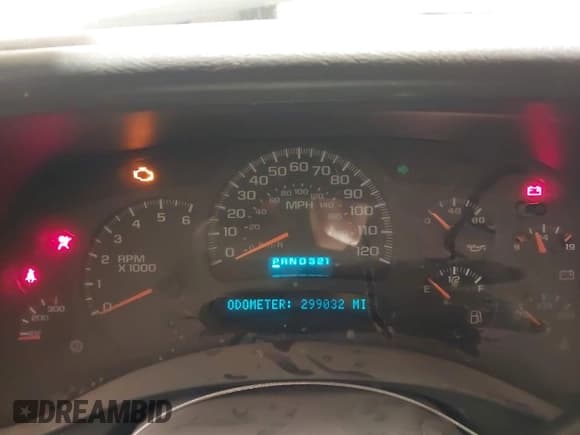 ✅ 2005 Chevrolet Silverado 2500HD LS • VIN: 1GCHK23U55F899336 • Lot: 41635266. Wystawiony na IAAI z przebiegiem 299 032 mil. Bezpłatny archiwum sprzedaży aukcyjnych z USA i szczegółowy raport historii pojazdu na DreamBid. Zdjęcie 7.