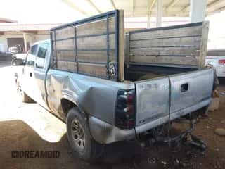 2003 Chevrolet Silverado 1500 LS z VIN 2GCEC19VX31177620, wystawiony jako IAAI lot #43336371 z przebiegiem 328 713 mil mil oraz . Historia ofert i sprzedaży dostępna na DreamBid. Obrazek 3.