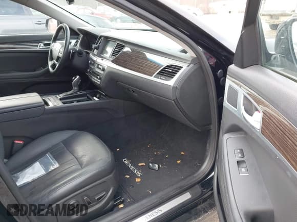 ✅ 2015 Hyundai Genesis 3.8L • VIN: KMHGN4JE4FU017852 • Lot: 41227267. Wystawiony na IAAI z przebiegiem 99 296 mil. Bezpłatny archiwum sprzedaży aukcyjnych z USA i szczegółowy raport historii pojazdu na DreamBid. Zdjęcie 5.