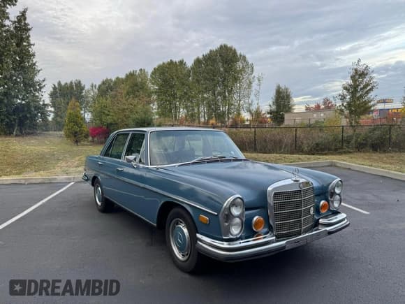 ✅ 1972 Mercedes-Benz 280 • VIN: 10801812088890 • Lot: 93287845. Wystawiony na Copart z przebiegiem 85 343 mil. Bezpłatny archiwum sprzedaży aukcyjnych z USA i szczegółowy raport historii pojazdu na DreamBid. Zdjęcie 1.