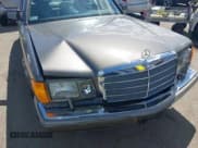 ✅ 1991 Mercedes-Benz 420 SEL • VIN: WDBCA35E0MA580834 • Lot: 41949794. Wystawiony na IAAI z przebiegiem 30 413 mil. Bezpłatny archiwum sprzedaży aukcyjnych z USA i szczegółowy raport historii pojazdu na DreamBid. Zdjęcie 6.