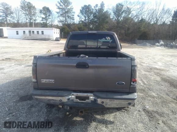 ✅ 2005 Ford F-250 XL • VIN: 1FTSW21565EA07042 • Lot: 41591458. Wystawiony na IAAI z przebiegiem 254 824 mil. Bezpłatny archiwum sprzedaży aukcyjnych z USA i szczegółowy raport historii pojazdu na DreamBid. Zdjęcie 16.