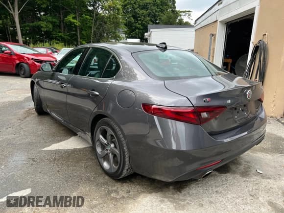 ✅ 2017 Alfa Romeo Giulia Ti • VIN: ZARFAEEN9H7544398 • Lot: 53180675. Wystawiony na Copart z przebiegiem 133 197 mil. Bezpłatny archiwum sprzedaży aukcyjnych z USA i szczegółowy raport historii pojazdu na DreamBid. Zdjęcie 3.