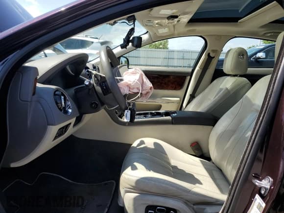 ✅ 2014 Jaguar XJ • VIN: SAJWJ1CD9E8V63568 • Lot: 68736435. Wystawiony na Copart z przebiegiem 80 443 mil. Bezpłatny archiwum sprzedaży aukcyjnych z USA i szczegółowy raport historii pojazdu na DreamBid. Zdjęcie 7.