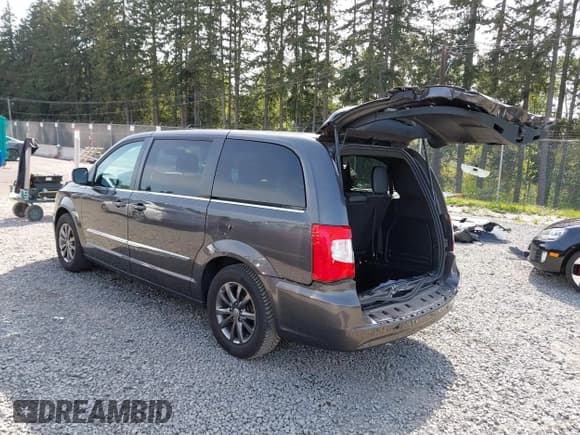 ✅ 2016 Chrysler Town & Country S • VIN: 2C4RC1HG0GR138532 • Lot: 42164215. Listed on IAAI with 55,486 mi. Free auction sales archive from the USA and detailed vehicle history report at DreamBid. Image 3.