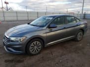 ✅ 2019 Volkswagen Jetta S • VIN: 3VWC57BU0KM124046 • Lot: 75404764. Wystawiony na Copart z przebiegiem 77 570 mil. Bezpłatny archiwum sprzedaży aukcyjnych z USA i szczegółowy raport historii pojazdu na DreamBid. Zdjęcie 1.