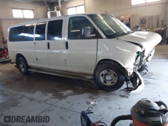 2012 Chevrolet Express Passenger 1LT z VIN 1GAZG1FG6C1160906, wystawiony jako IAAI lot #41293635 z przebiegiem 314 405 mil mil oraz . Historia ofert i sprzedaży dostępna na DreamBid. Obrazek 1.