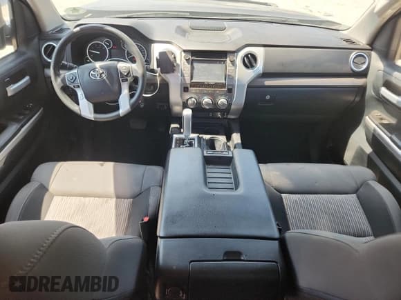 ✅ 2017 Toyota Tundra SR • VIN: 5TFRM5F19HX111254 • Lot: 63929145. Wystawiony na Copart z przebiegiem 30 677 mil. Bezpłatny archiwum sprzedaży aukcyjnych z USA i szczegółowy raport historii pojazdu na DreamBid. Zdjęcie 8.