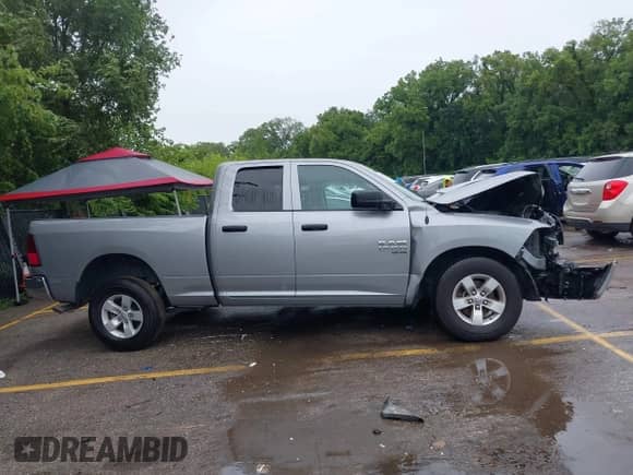 2024 Ram 1500 SLT z VIN 1C6RR6GG7RS122639, wystawiony jako IAAI lot #42777473 z przebiegiem 46 397 mil mil oraz . Historia ofert i sprzedaży dostępna na DreamBid. Obrazek 13.