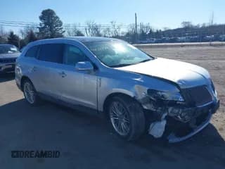 ✅ 2014 Lincoln MKT EcoBoost • VIN: 2LMHJ5AT3EBL54011 • Lot: 41639994. Wystawiony na IAAI z przebiegiem 138 032 mil. Bezpłatny archiwum sprzedaży aukcyjnych z USA i szczegółowy raport historii pojazdu na DreamBid. Zdjęcie 1.