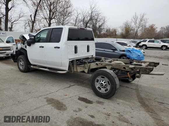 ✅ 2022 Chevrolet Silverado 2500HD • VIN: 1GB5YLE71NF335721 • Lot: 93628005. Wystawiony na Copart z przebiegiem 58 046 mil. Bezpłatny archiwum sprzedaży aukcyjnych z USA i szczegółowy raport historii pojazdu na DreamBid. Zdjęcie 2.